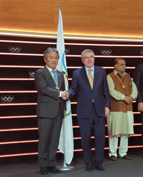 IOC 위원으로 선출된 이기흥 회장(왼쪽)_토마스바흐 IOC 위원장(오른쪽)이 기념촬영을 하고 있다. ⓒ대한체육회